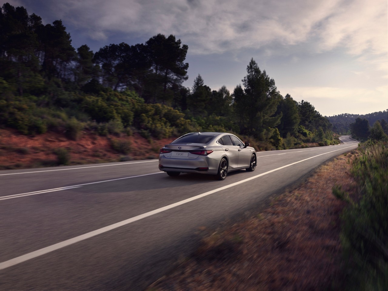 DÉCOUVREZ L'HYBRIDE LEXUS AVEC L'ES F SPORT