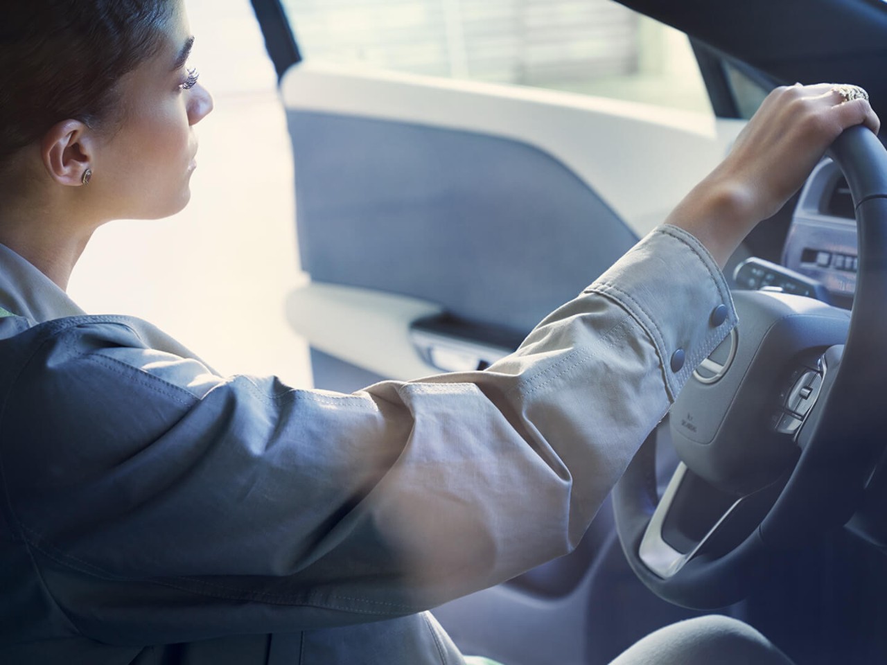 Une femme assise dans le Nouveau Lexus RZ