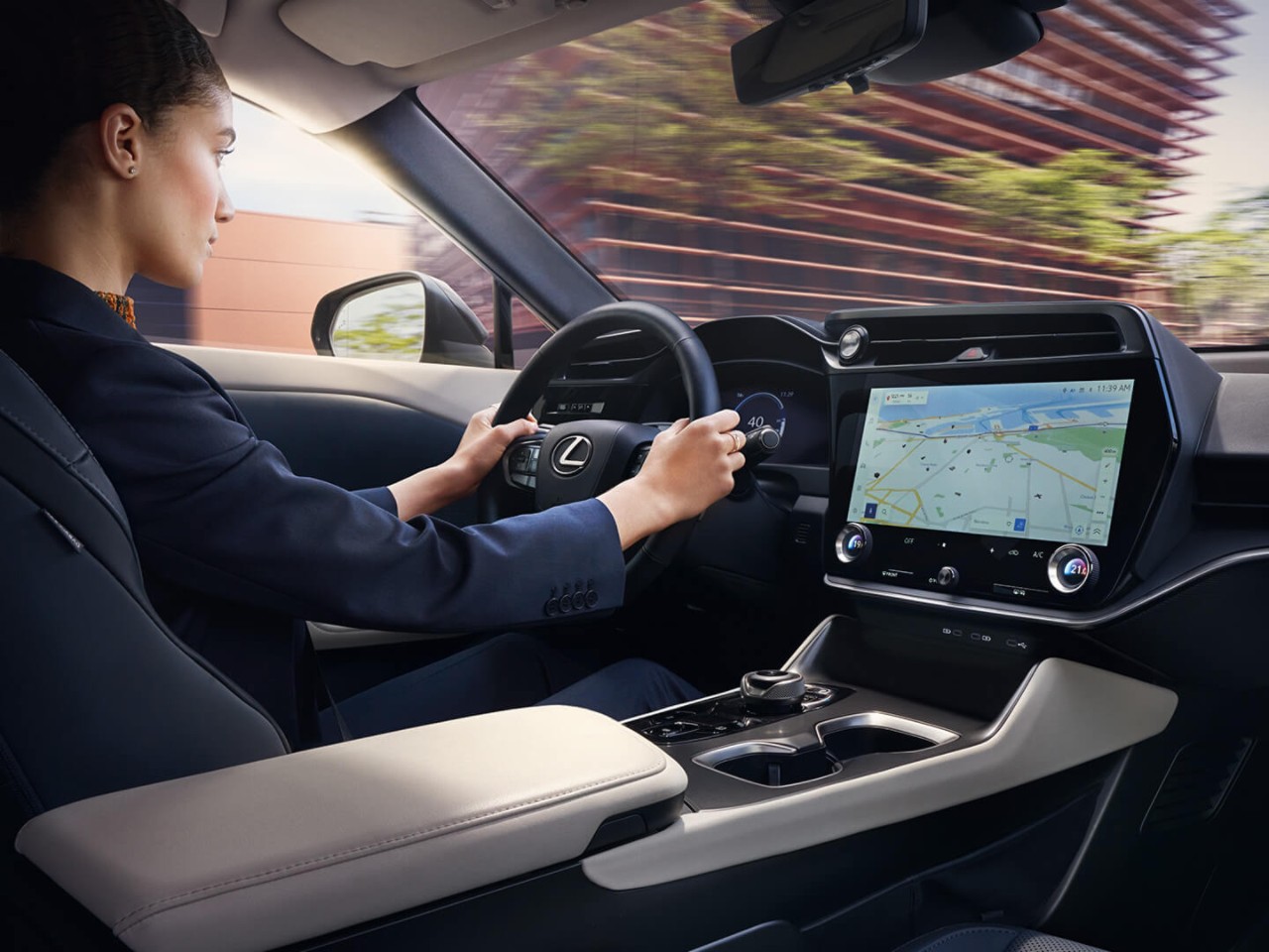 Une femme au volant du Nouveau Lexus RZ
