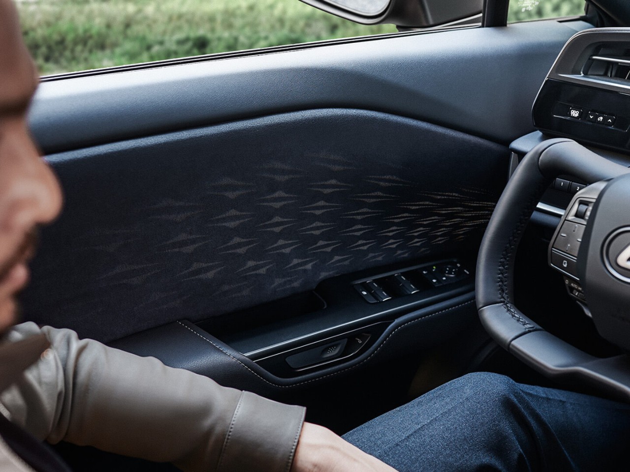  L'intérieur de la porte conducteur du Nouveau Lexus RZ